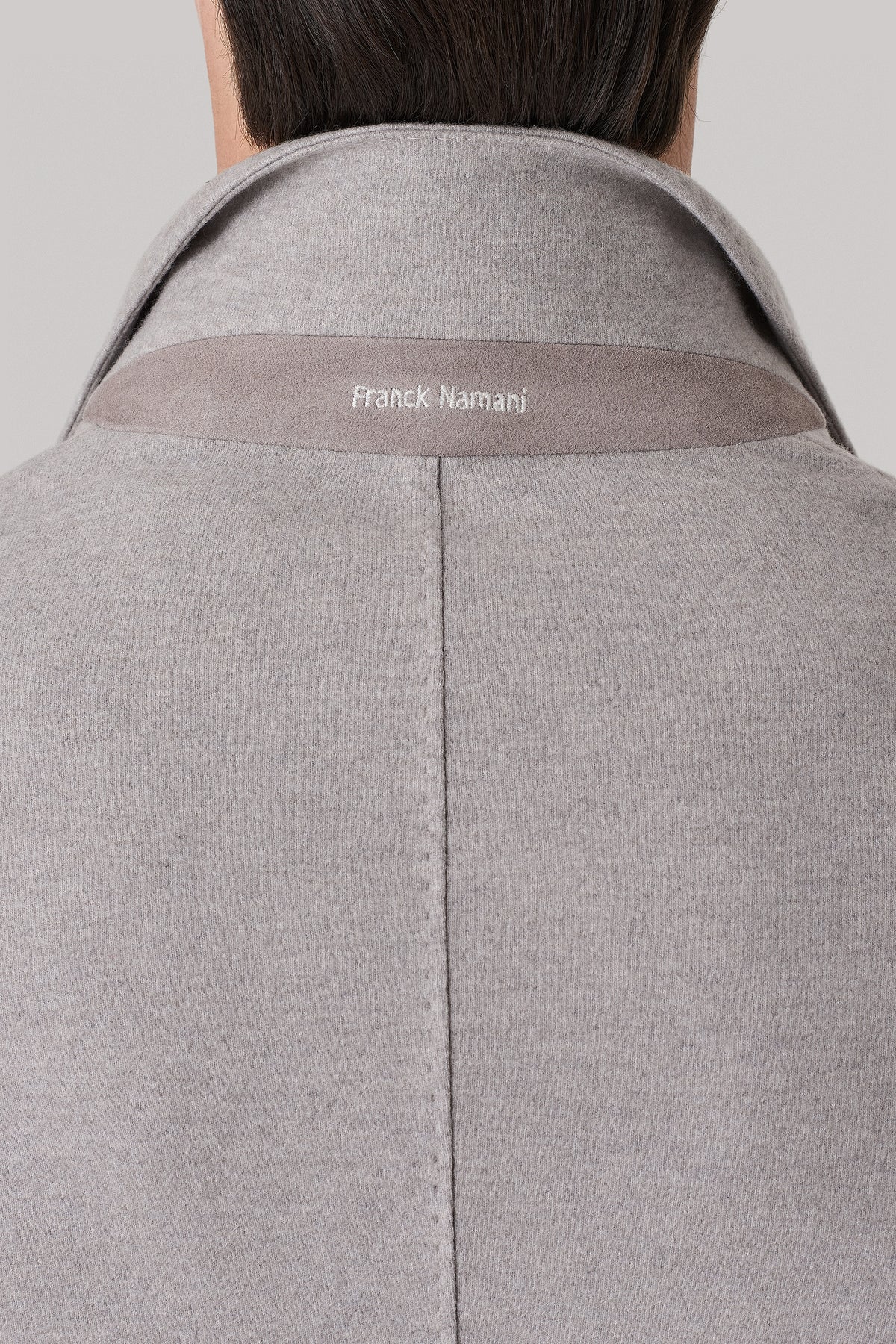 Veste en ultimum cachemire felt et plastron en suède