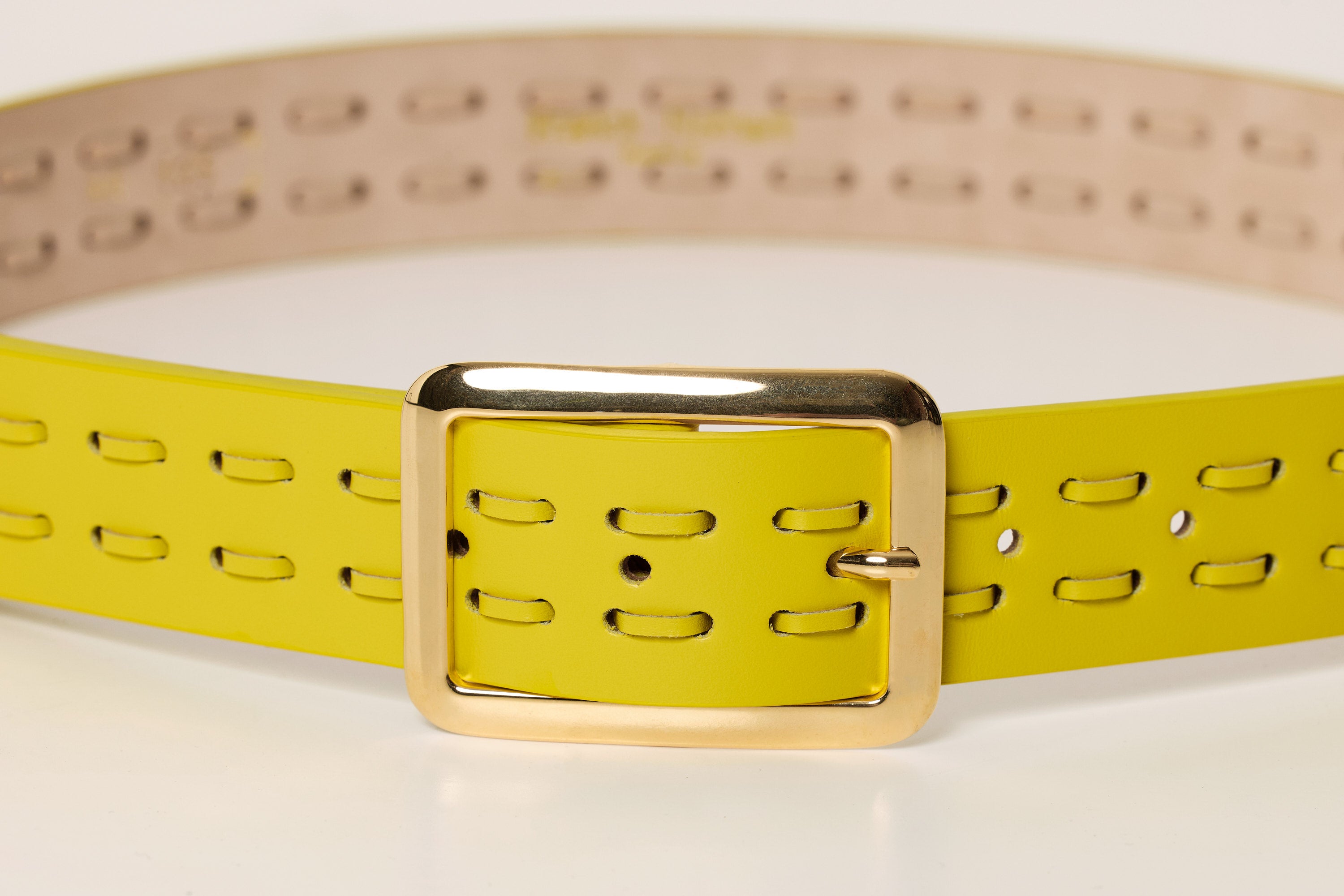 Ceinture en cuir à boucle dorée et surpiqûres