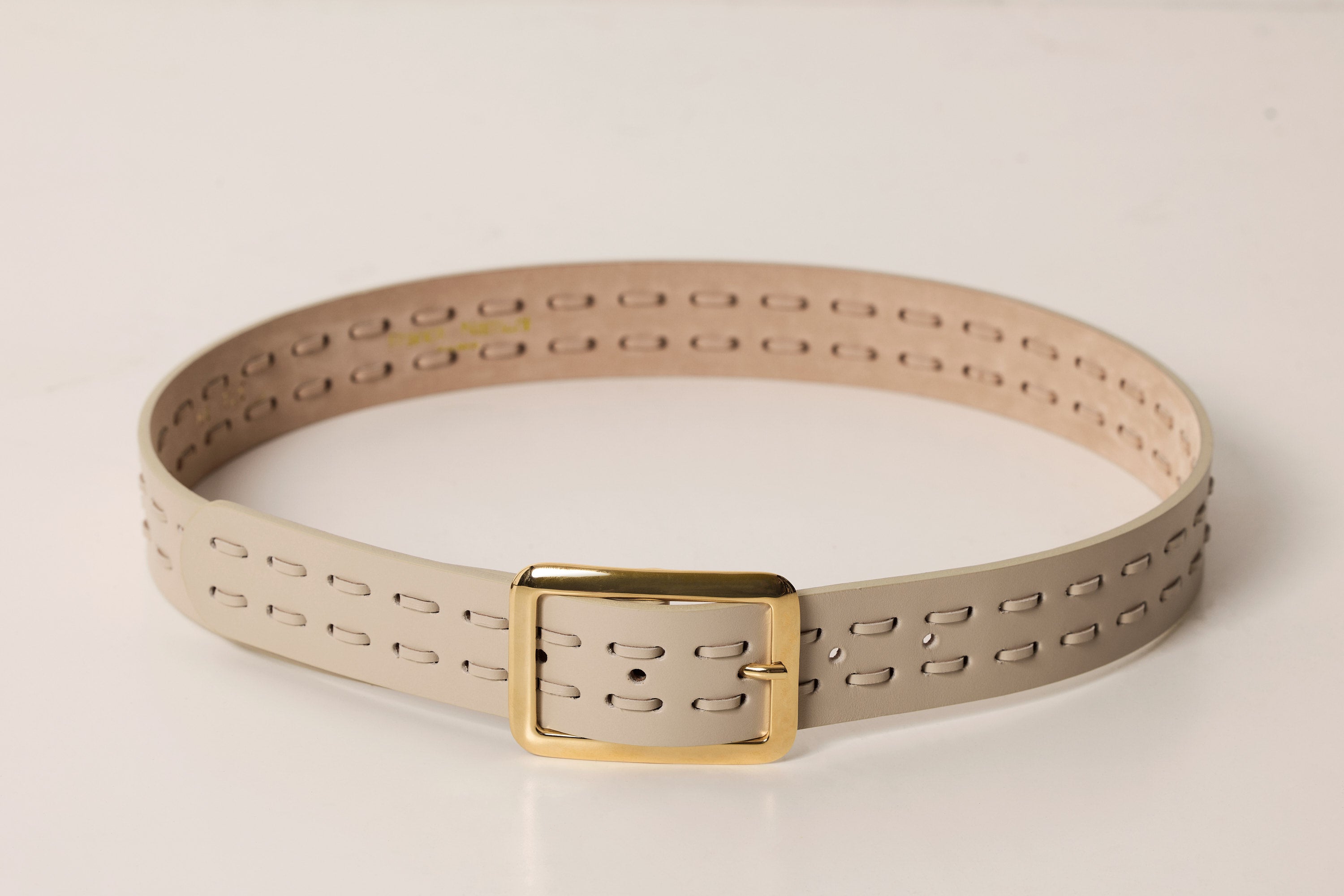 Ceinture en cuir à boucle dorée et surpiqûres