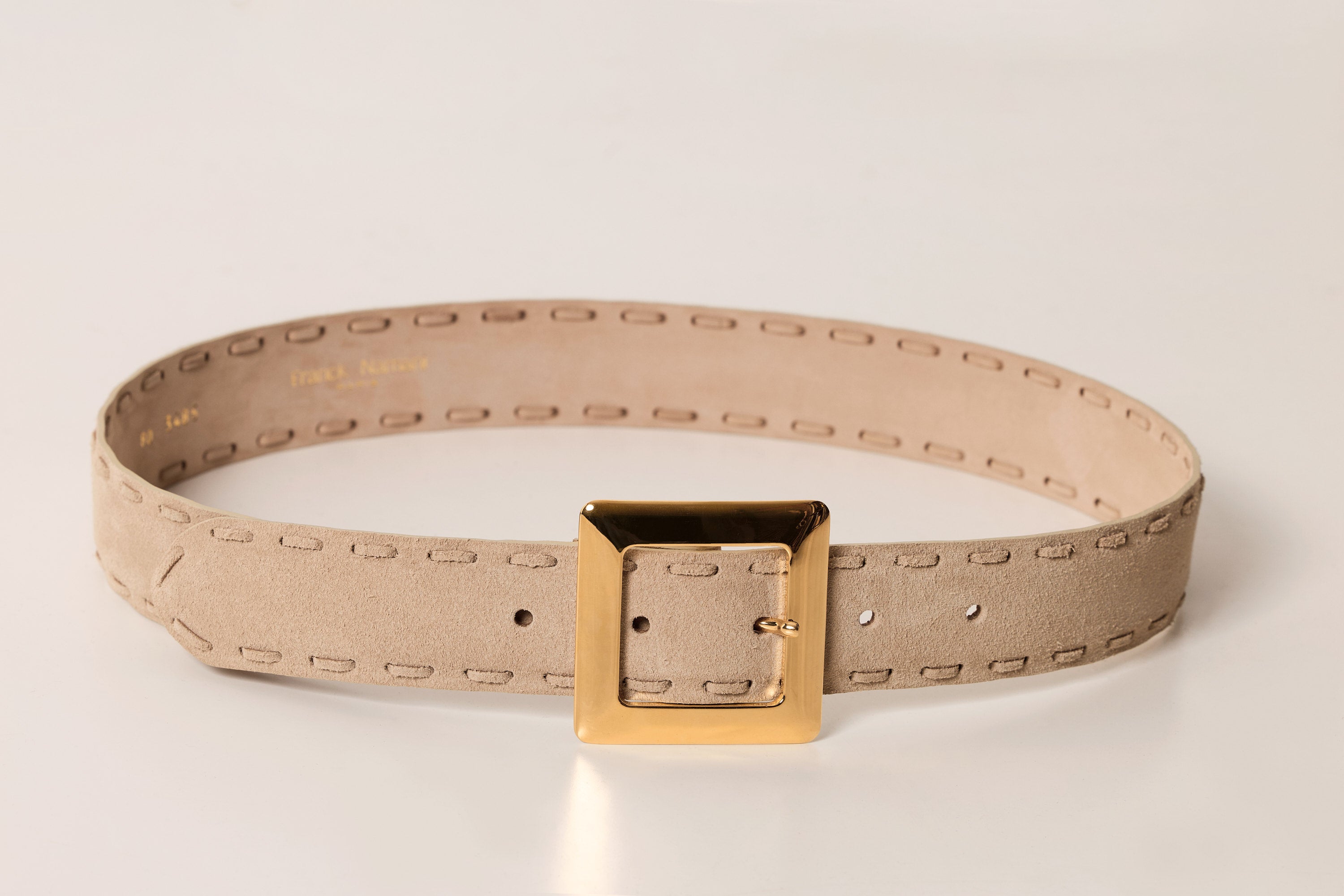 Ceinture en suède à boucle dorée et surpiqûres