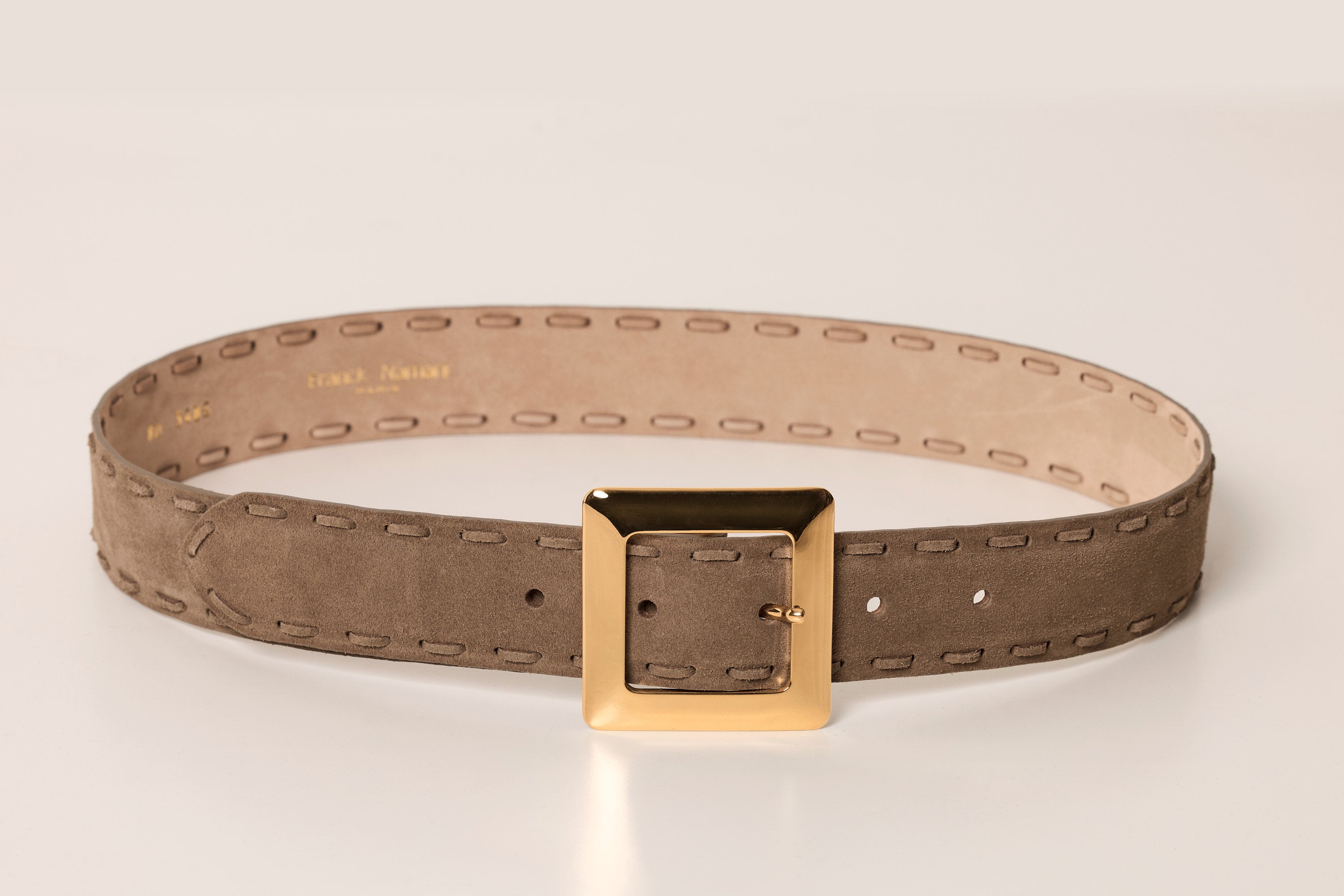 Ceinture en suède à boucle dorée et surpiqûres