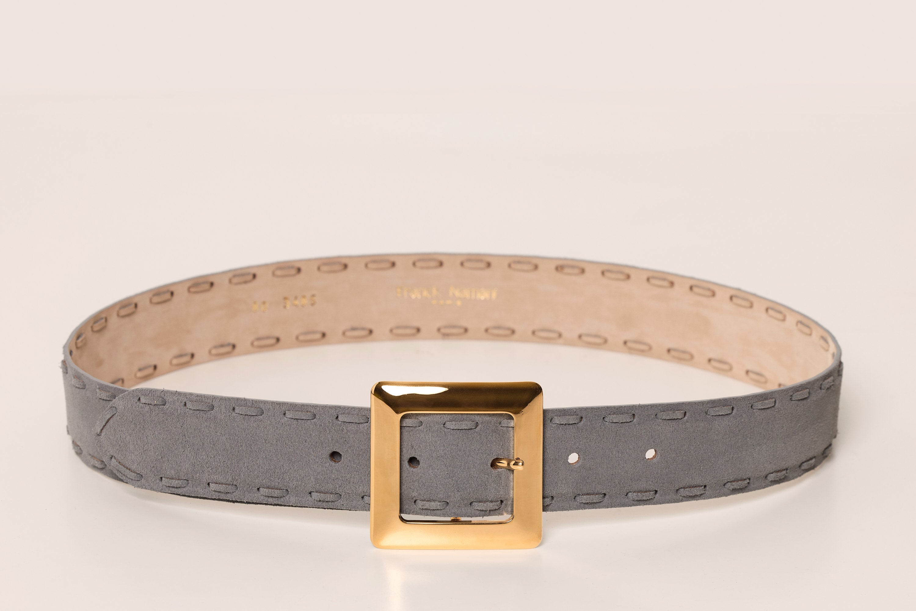 Ceinture en suède à boucle dorée et surpiqûres
