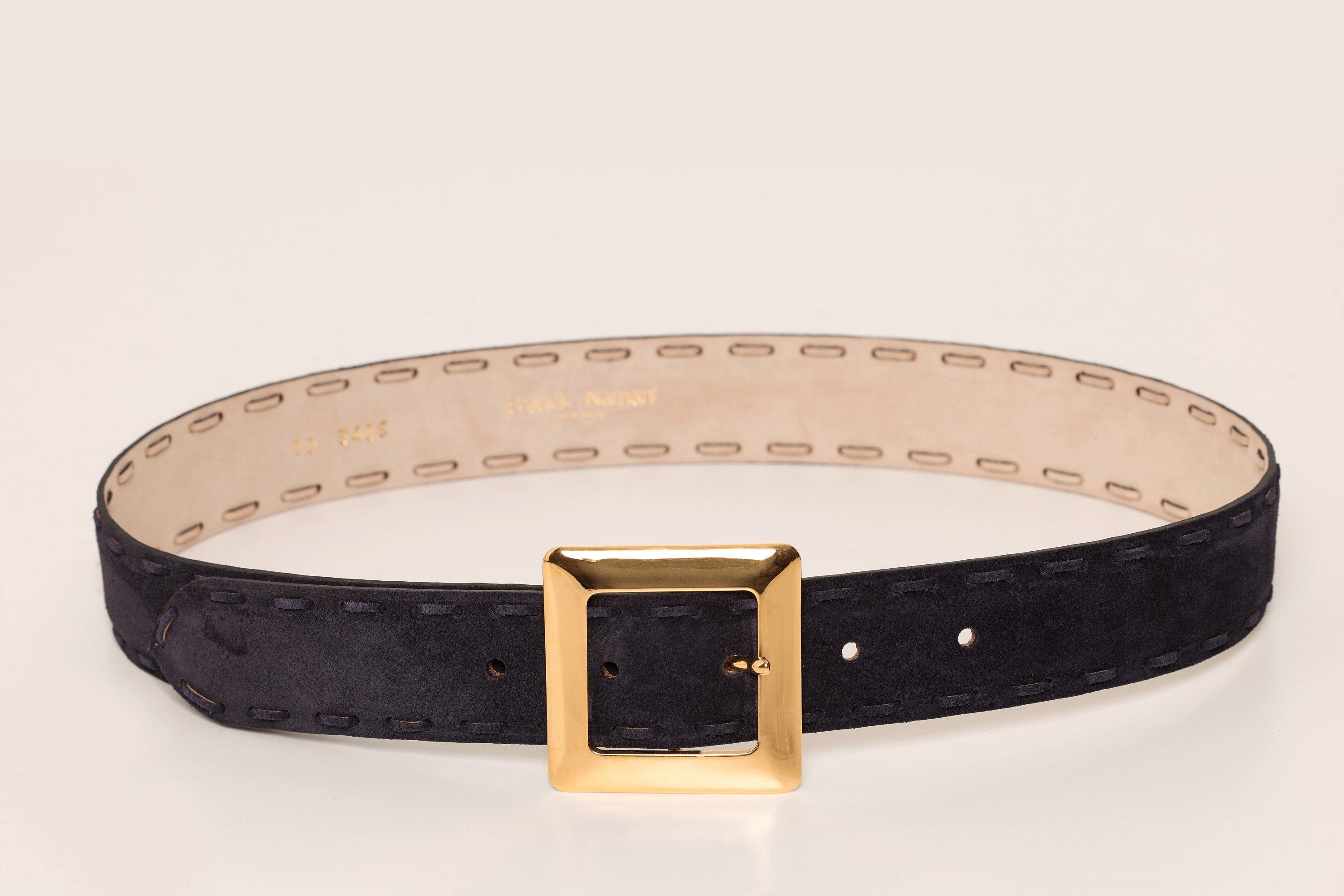 Ceinture en suède à boucle dorée et surpiqûres