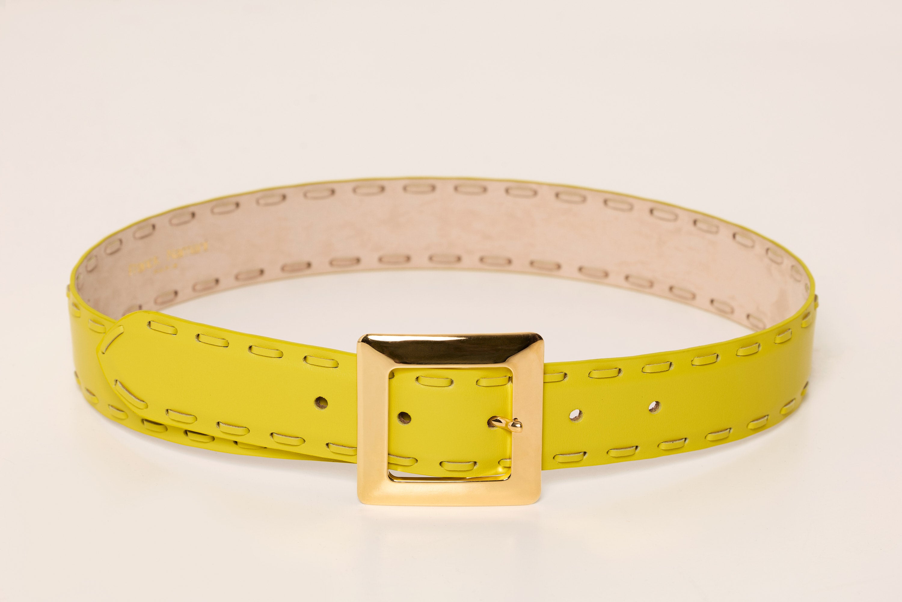 Ceinture en cuir à boucle carrée dorée et surpiqûres