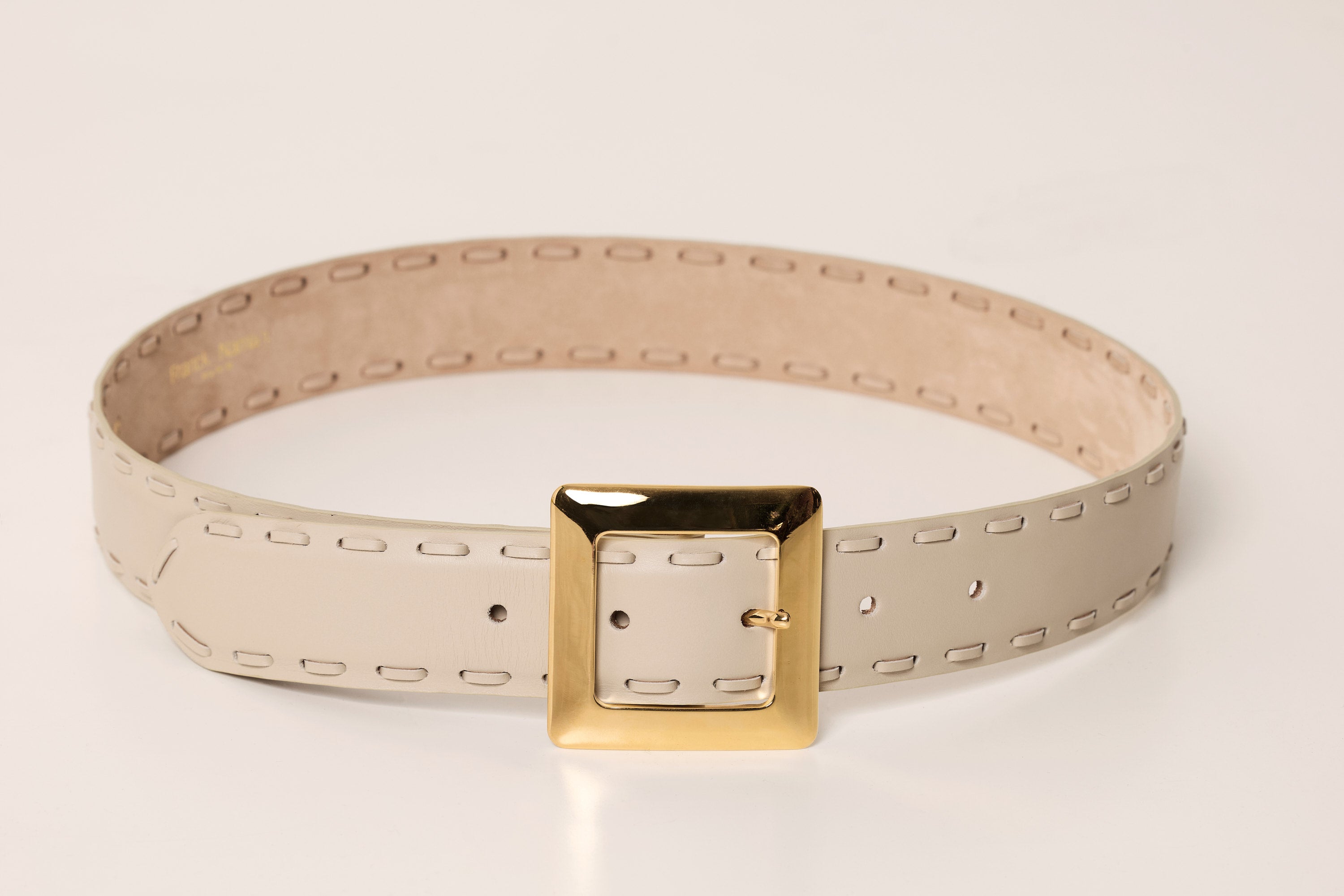 Ceinture en cuir à boucle carrée dorée et surpiqûres