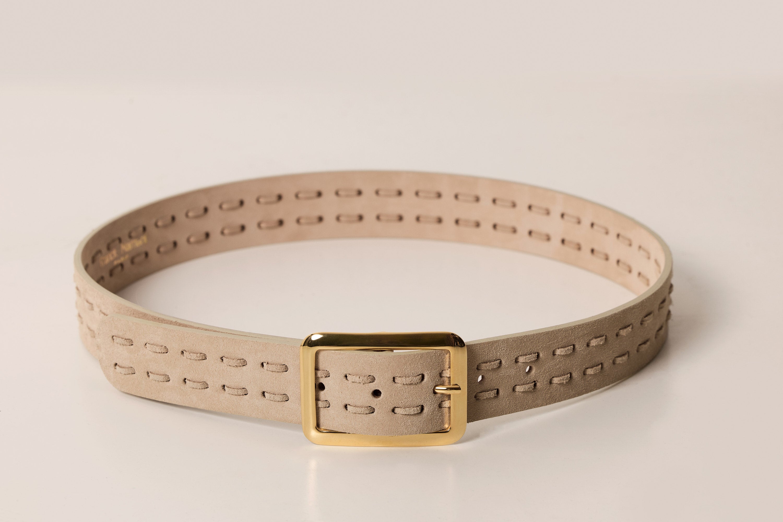 Ceinture en suède à boucle carrée dorée et surpiqûres