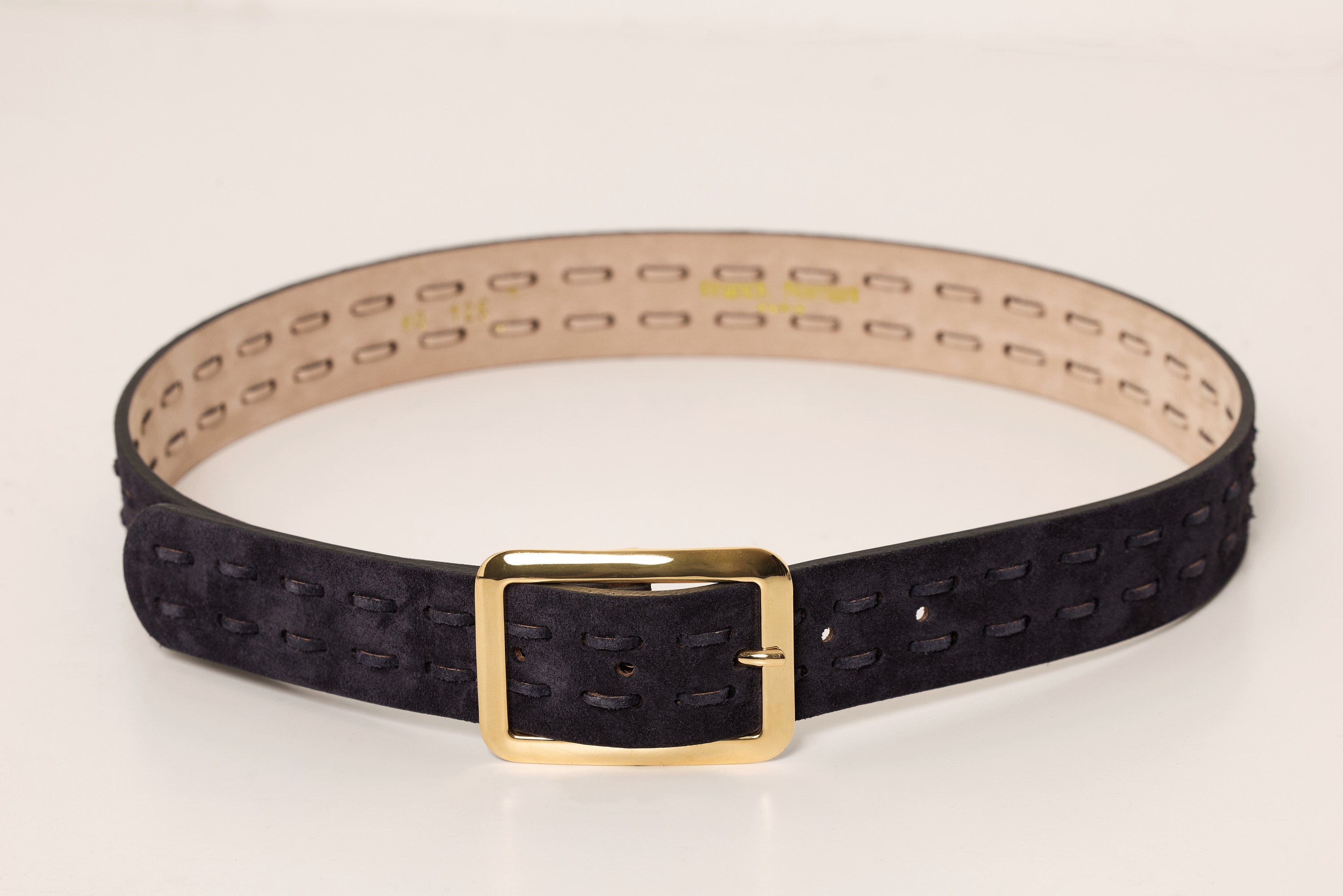 Ceinture en suède à boucle carrée dorée et surpiqûres