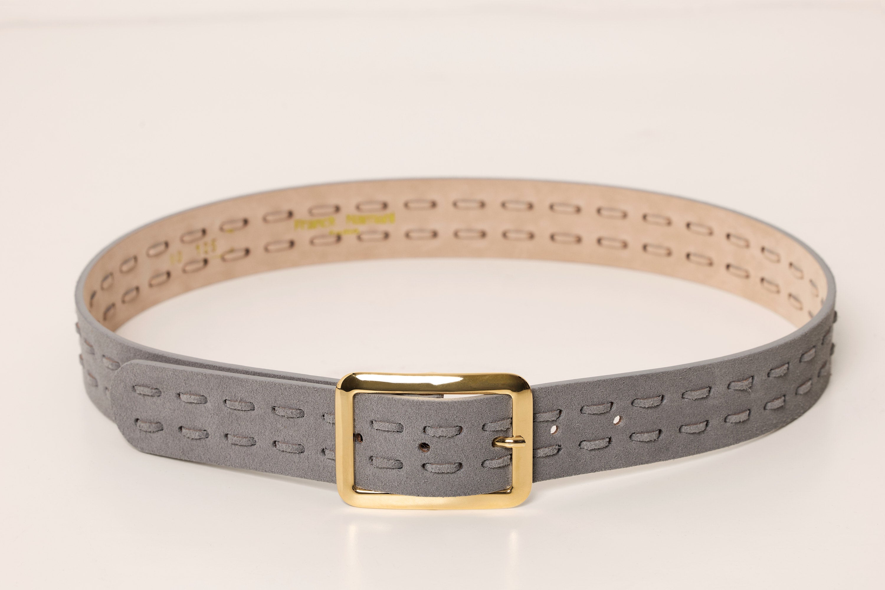 Ceinture en suède à boucle carrée dorée et surpiqûres
