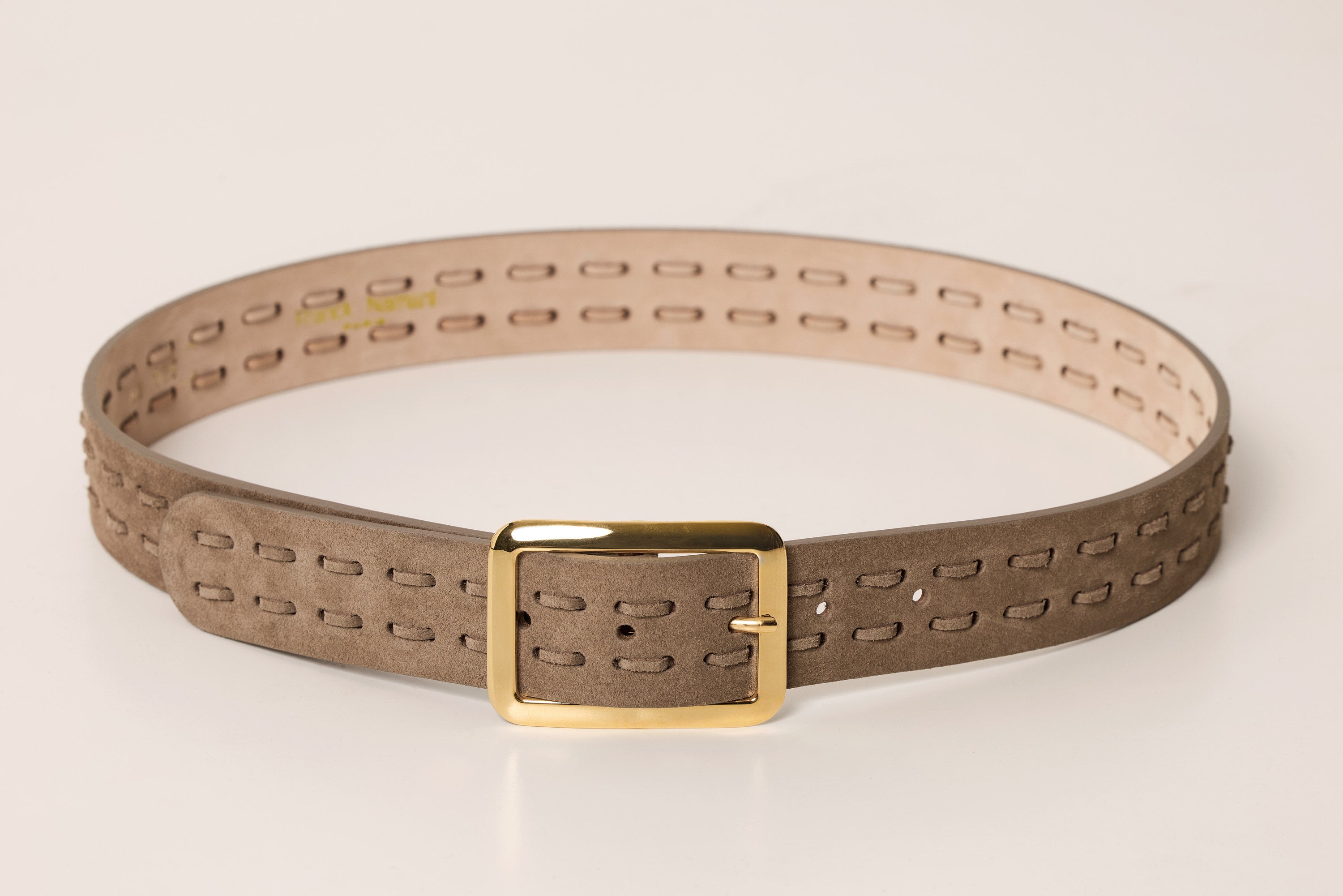 Ceinture en suède à boucle carrée dorée et surpiqûres