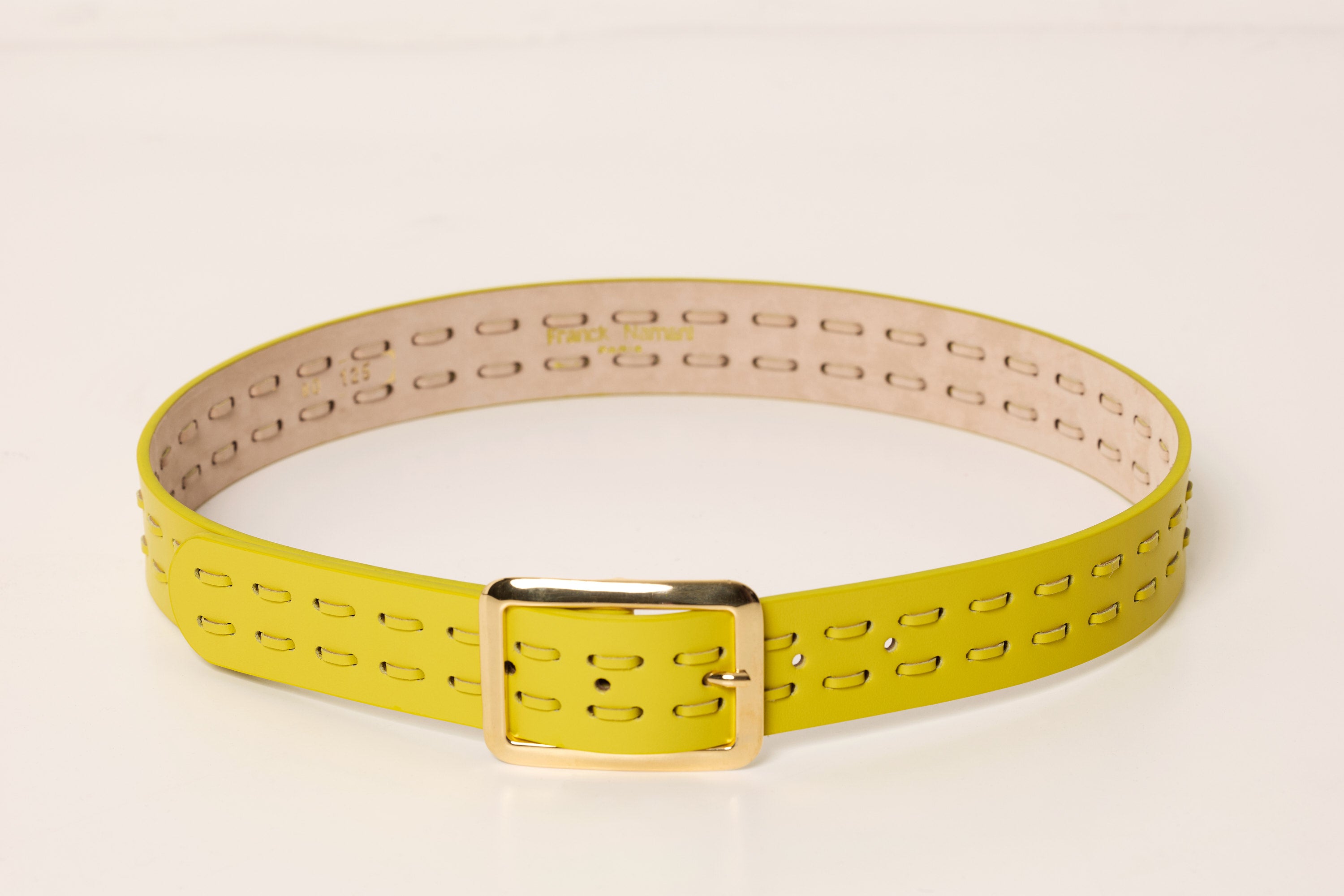 Ceinture en cuir à boucle dorée et surpiqûres